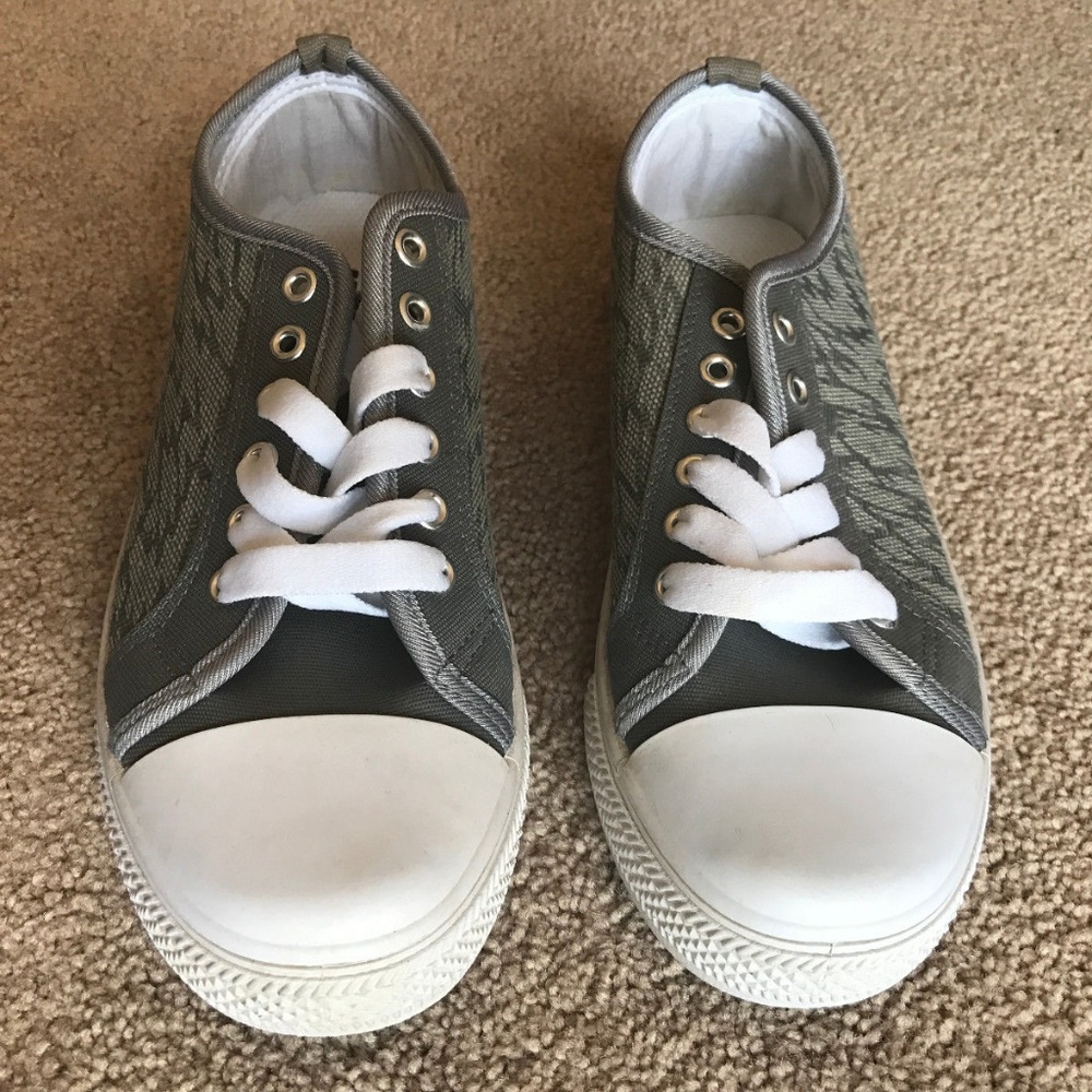 Men Sneaker Shoe Gray and White Canvas Boys Laces